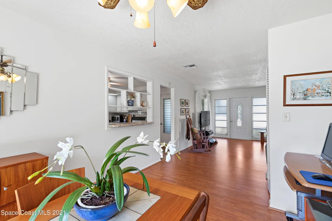 Photo of 584 Westminster Avenue