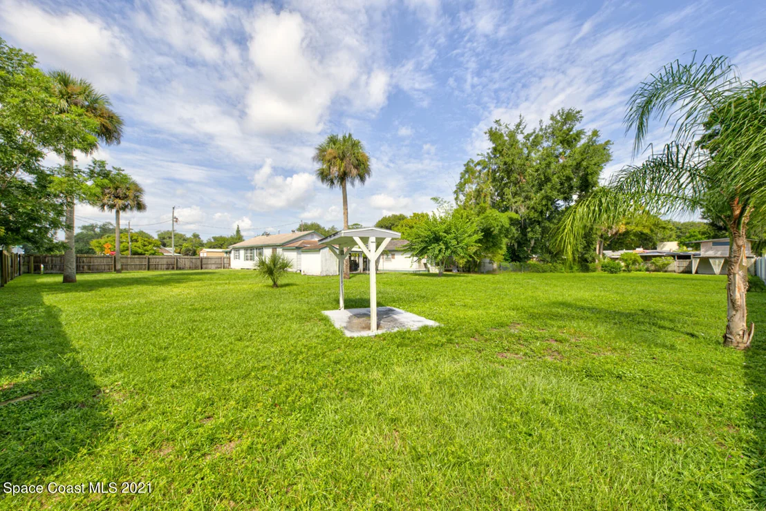 Photo of 2337 Broadway Avenue