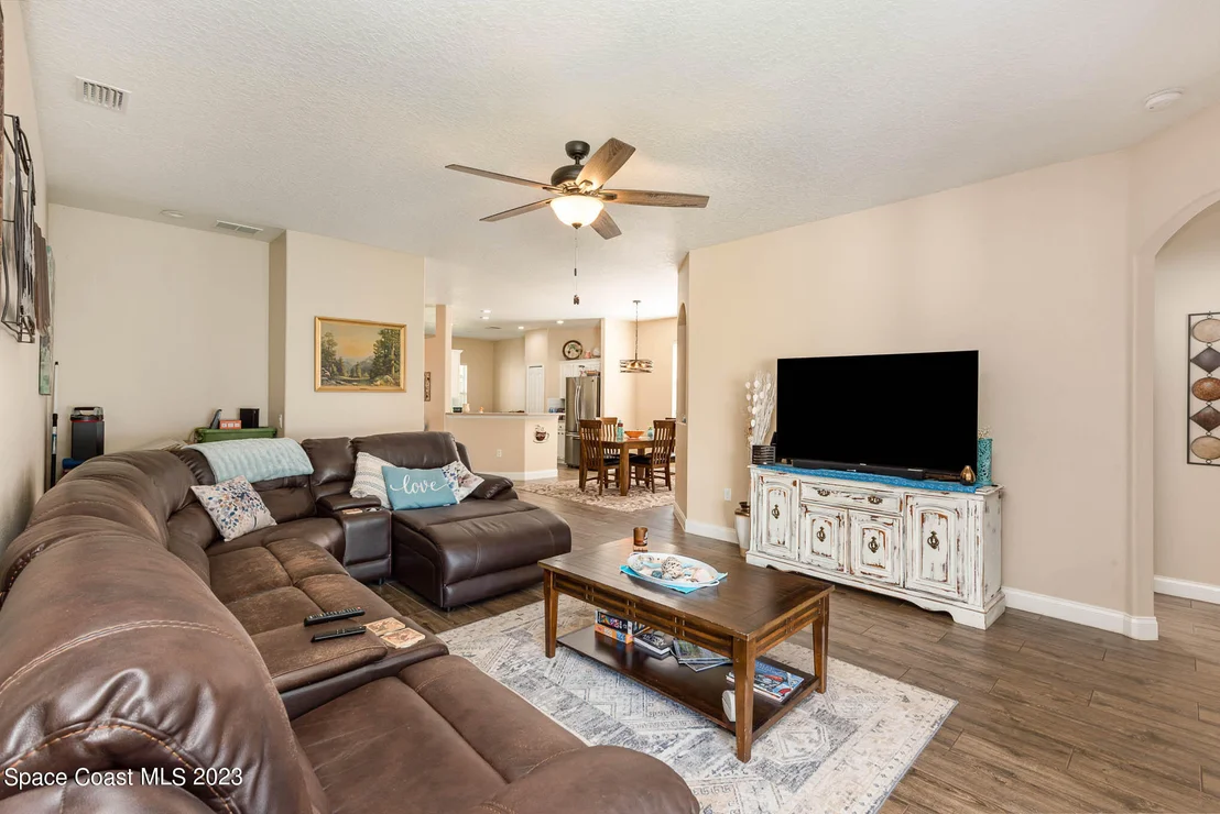 Photo of 402 Waterside Circle