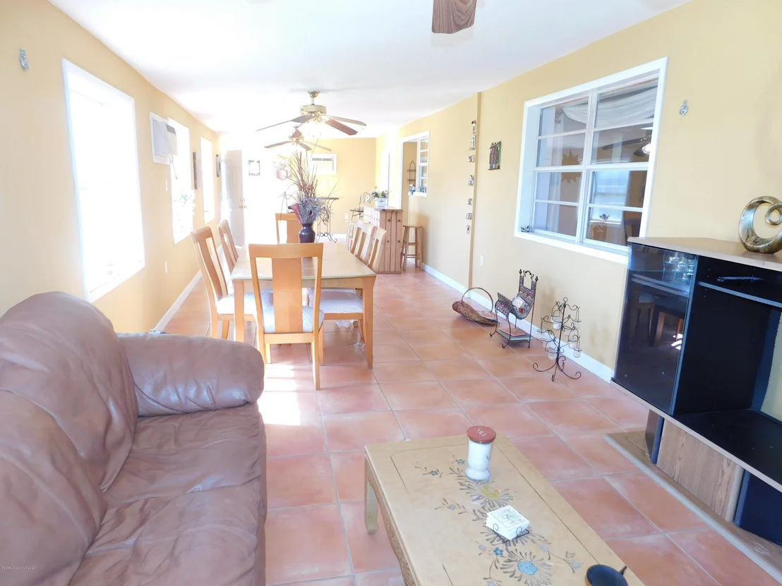Photo of 978 Bianca Drive NE