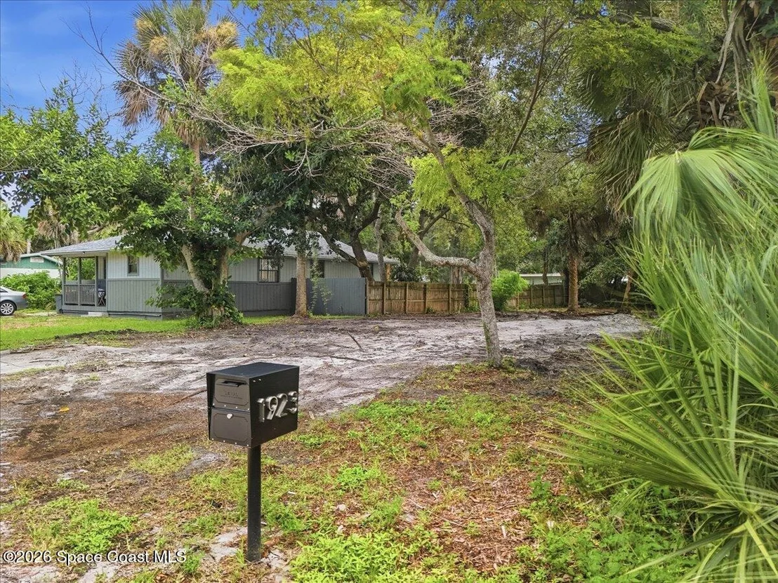 Photo of 1923 Poinsetta Boulevard