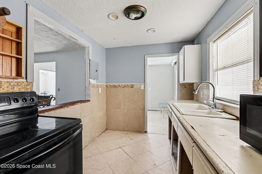 Photo of 819 Almond Boulevard