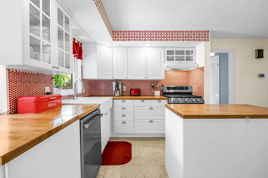 Photo of 864 Kings Post Road