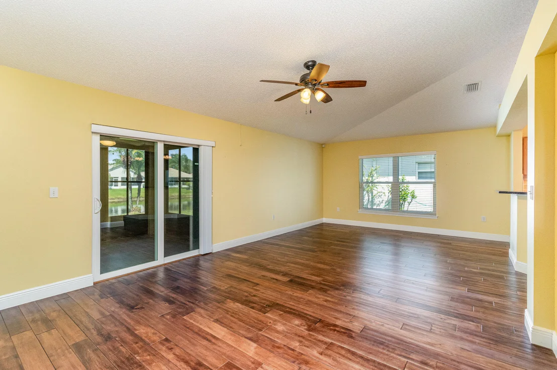 Photo of 1136 White Oak Circle