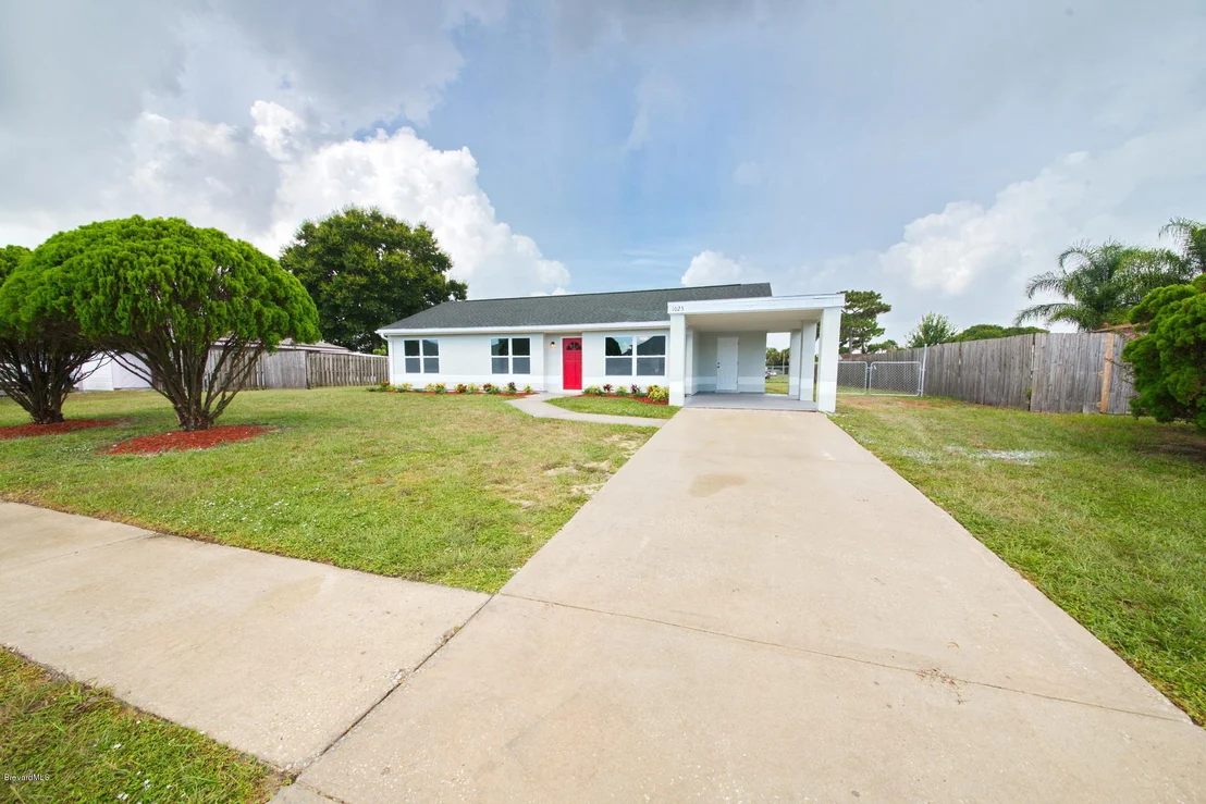 Photo of 1025 Riviera Drive NE