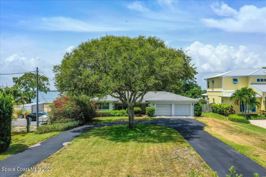 Photo of 300 S Riverside Drive