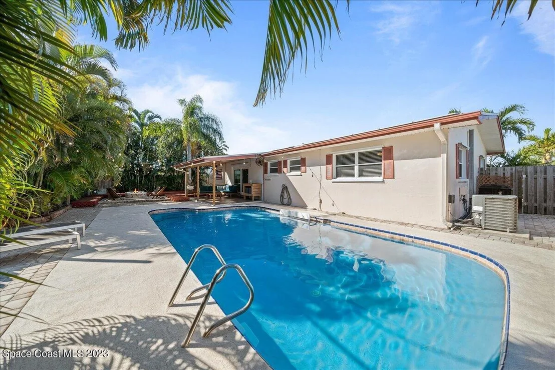 Photo of 615 N Robert Way