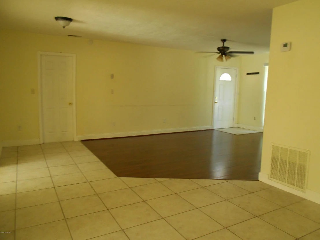 Photo of 1033 Cabot Drive NE