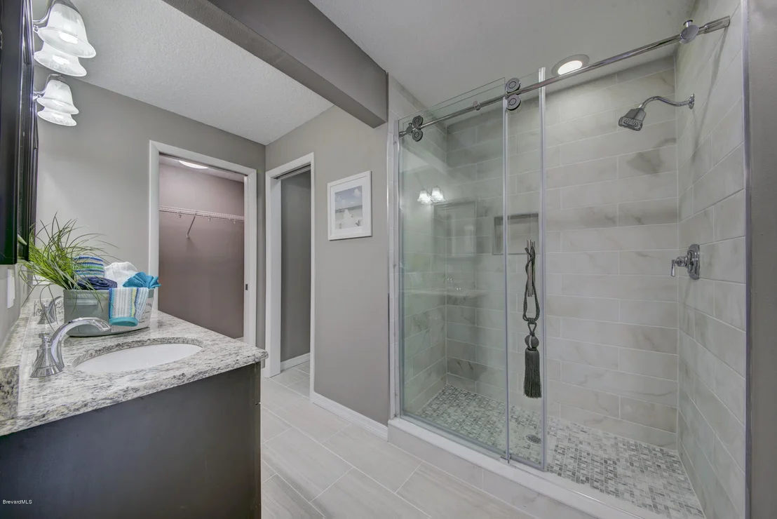 Photo of 1025 Riviera Drive NE