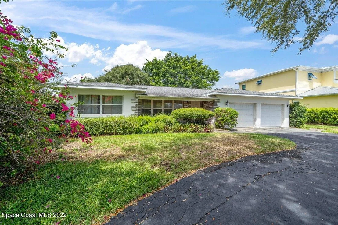 Photo of 300 S Riverside Drive