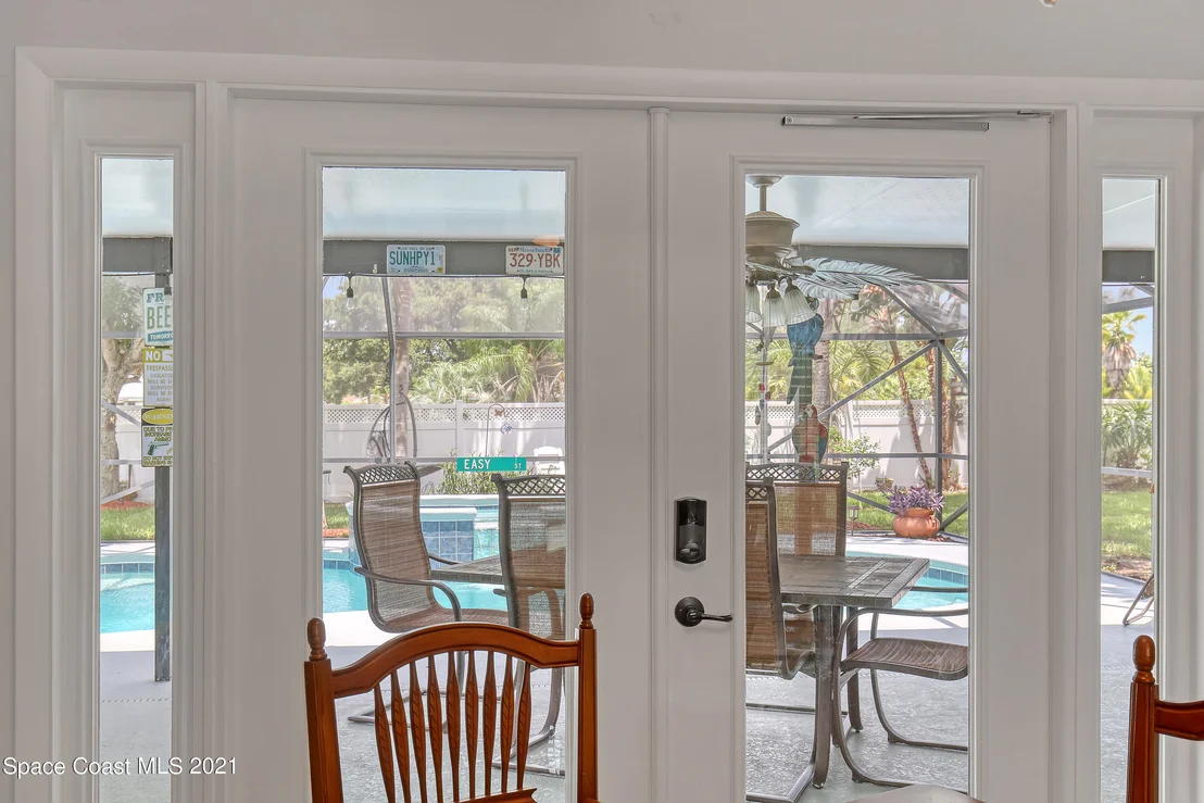 Photo of 895 Riviera Drive NE