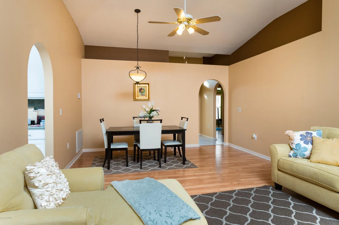 Photo of 1282 White Oak Circle