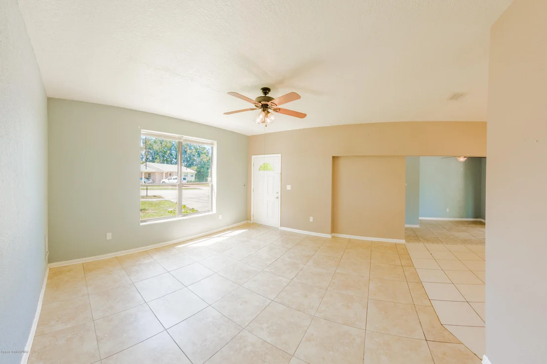 Photo of 1073 Cabot Drive NE