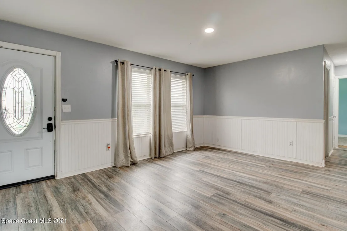 Photo of 6039 Apple Avenue