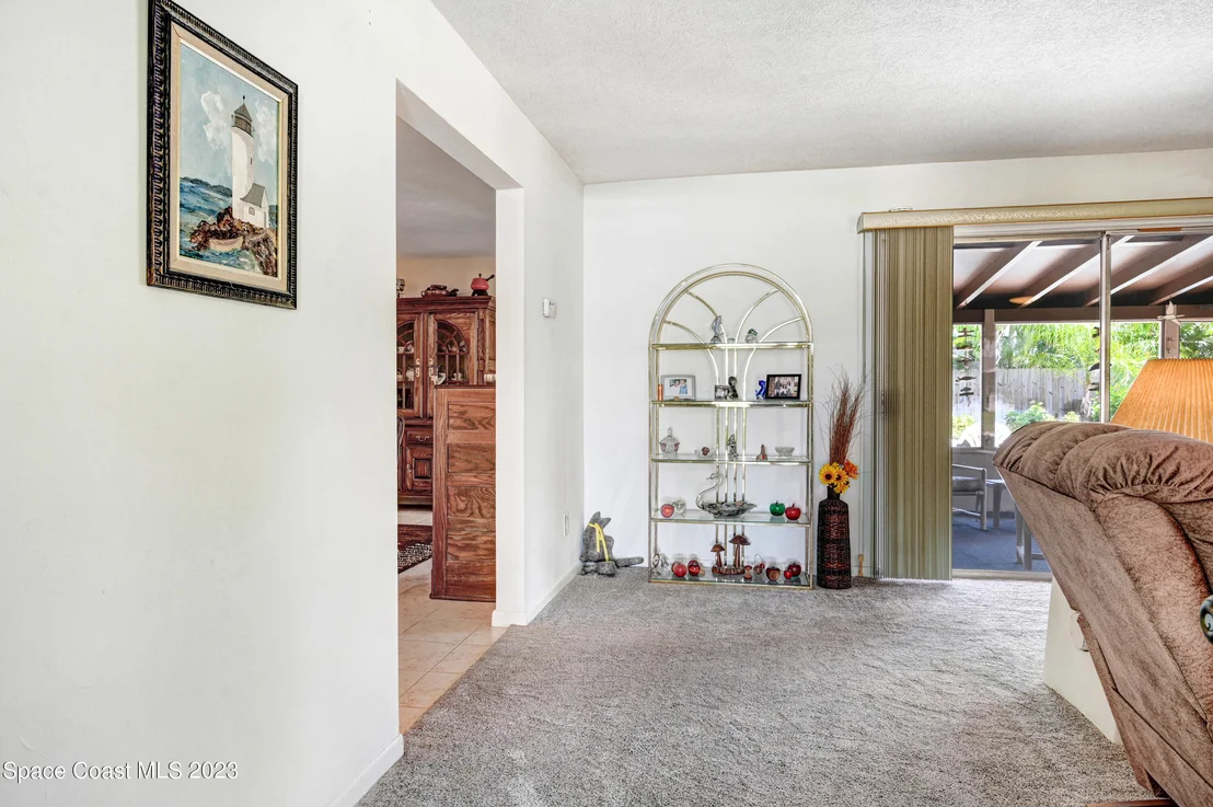 Photo of 621 N Robert Way