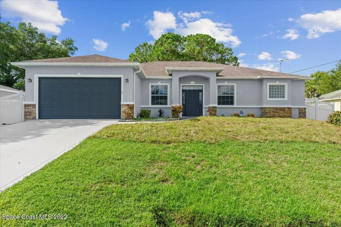 Photo of 1090 Emerald Road SE