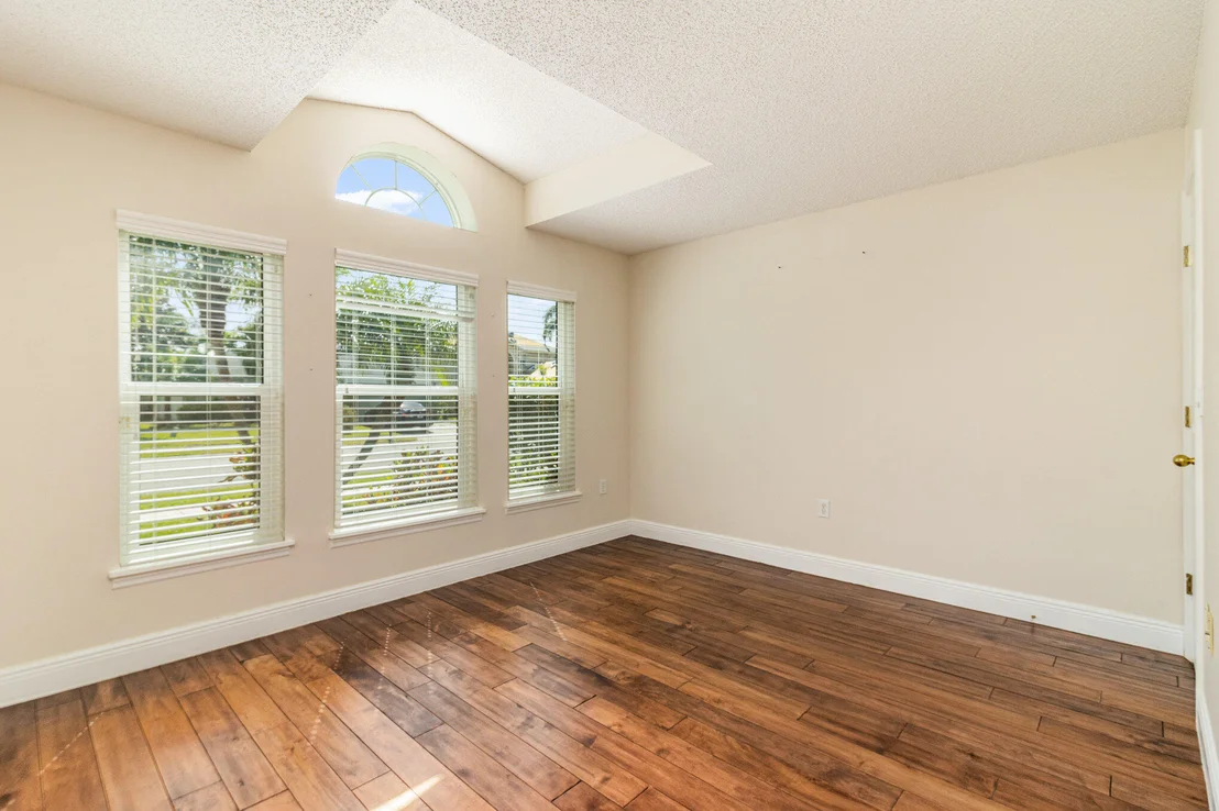Photo of 1136 White Oak Circle