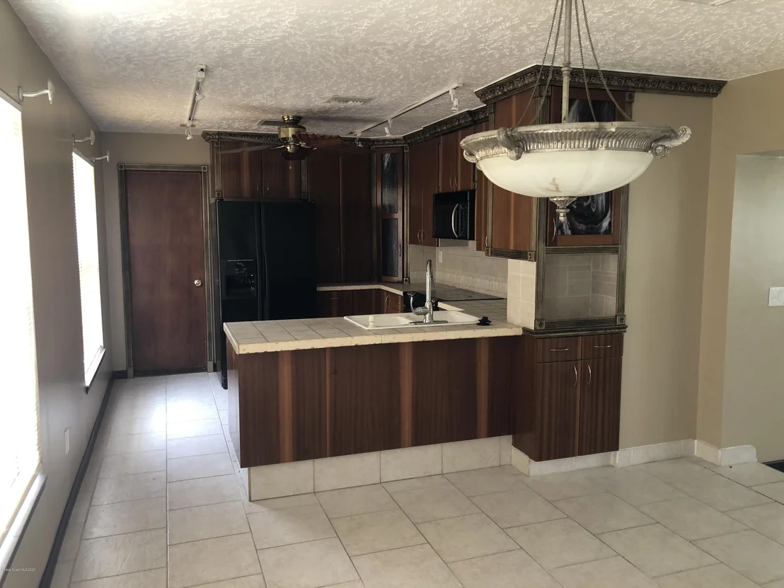 Photo of 3290 Edgewood Drive NE