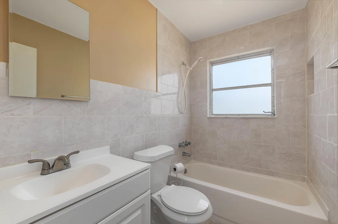 Photo of 950 Fulton Lane NE