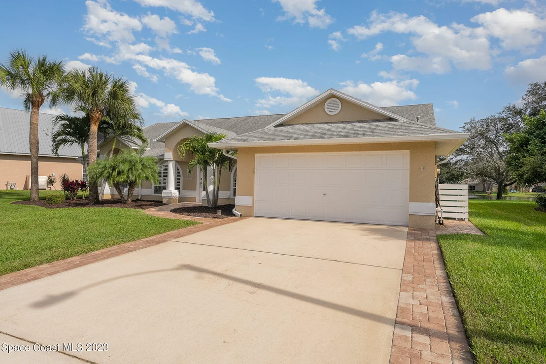 Photo of 321 Lake Victoria Circle