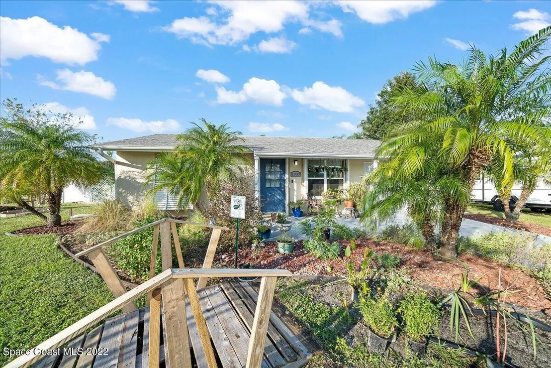 Photo of 1300 Cindy Circle NE