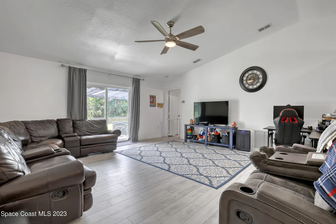 Photo of 6067 Oak Street