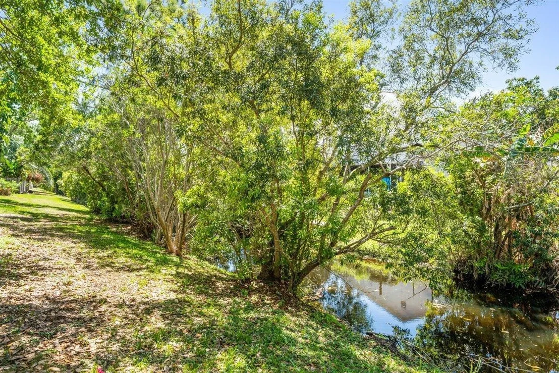 Photo of 1209 White Oak Circle