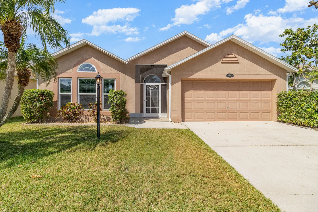 Photo of 1136 White Oak Circle