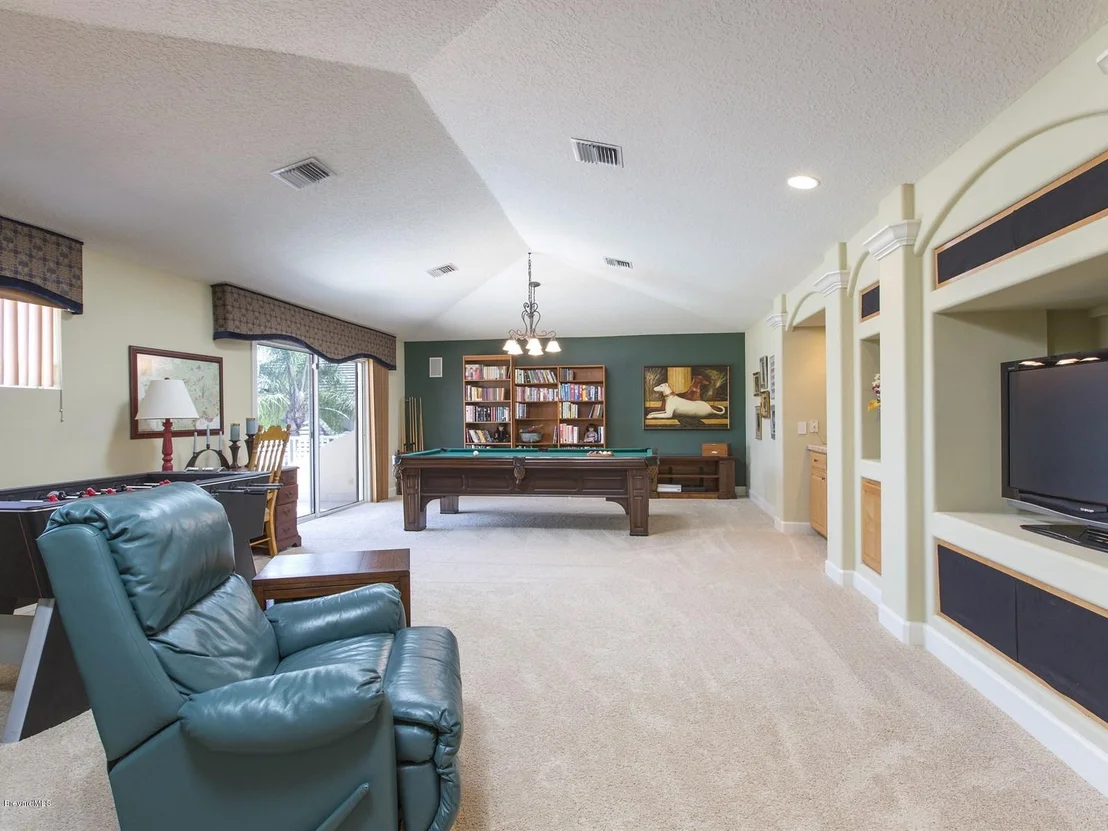 Photo of 965 Chatsworth Drive