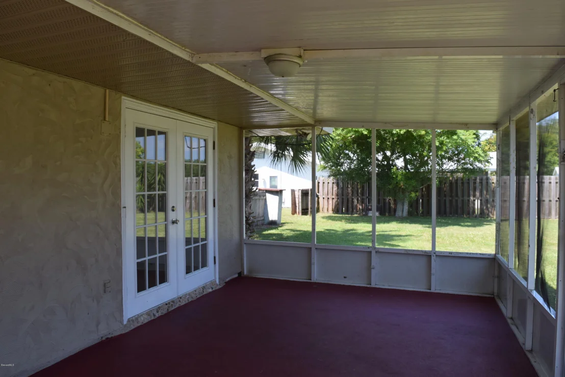 Photo of 881 Riviera Drive NE