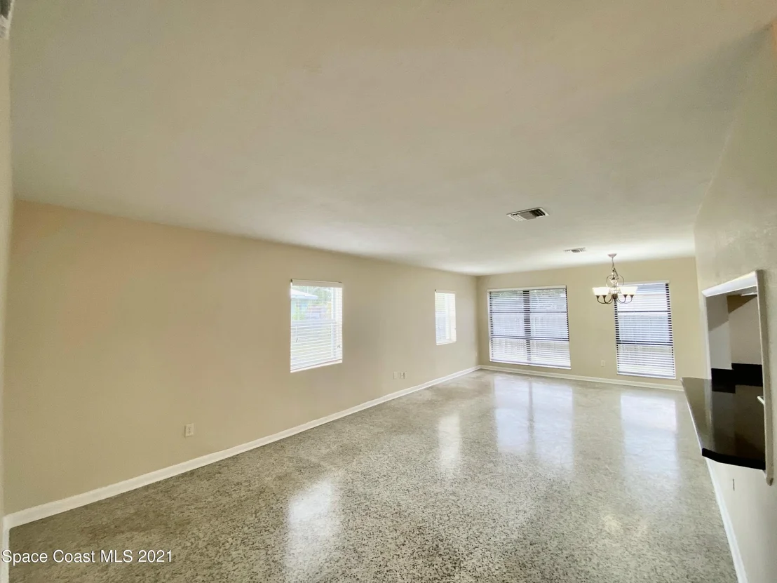 Photo of 1010 Bianca Drive NE