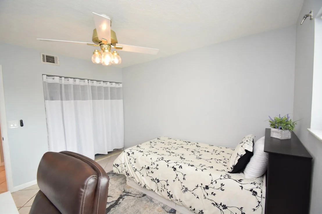 Photo of Unit 301 at 3901 Dixie Highway NE