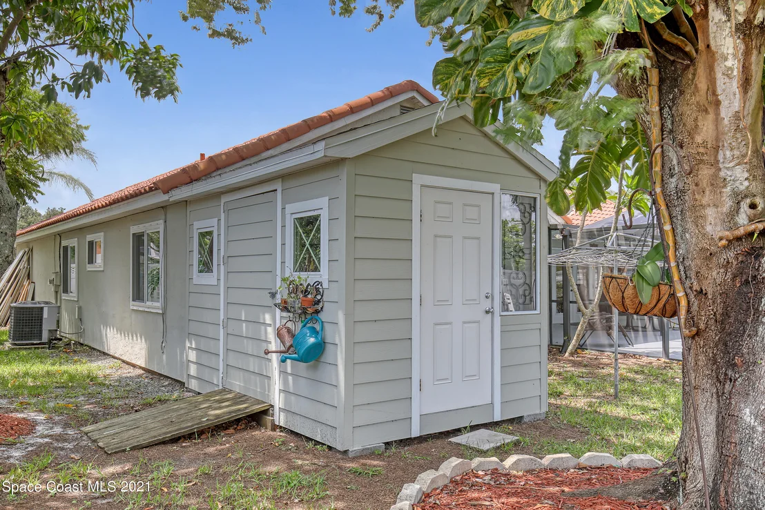 Photo of 895 Riviera Drive NE