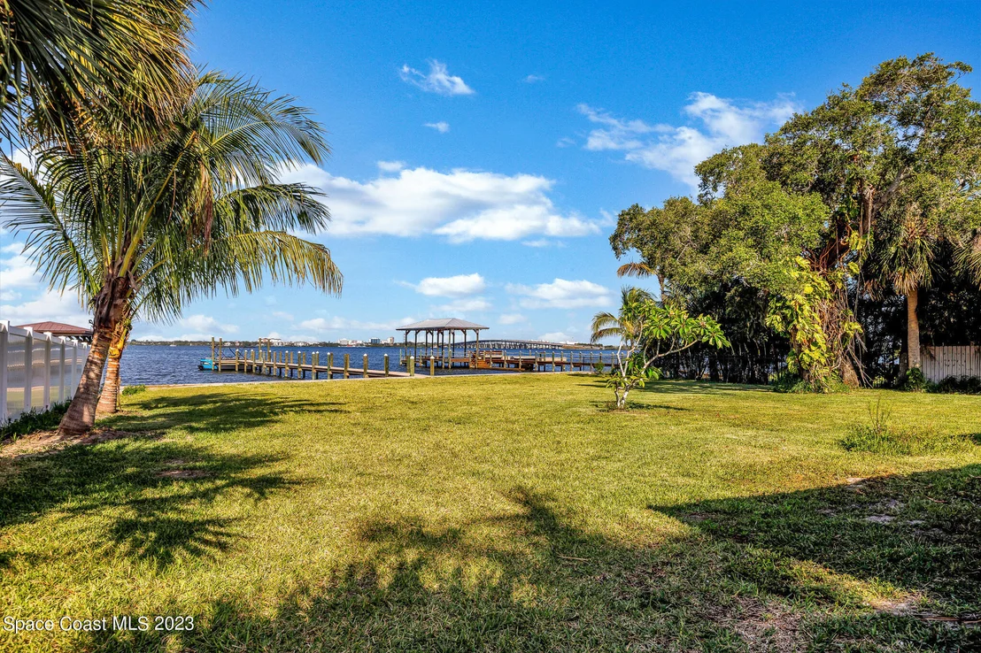 Photo of 804 S Riverside Drive