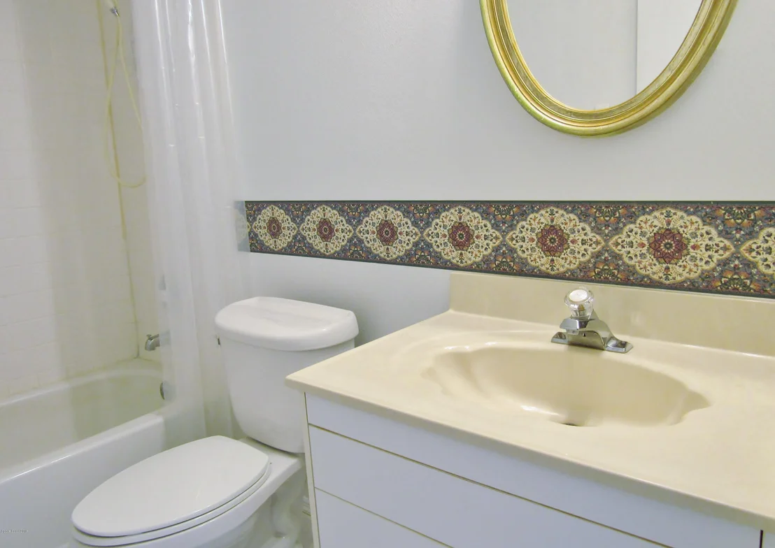 Photo of 1043 NE Goldenrod Circle NE
