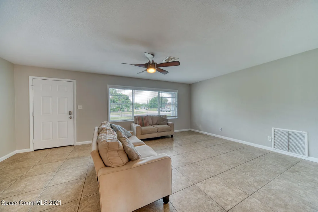 Photo of 1215 Pinetree Drive