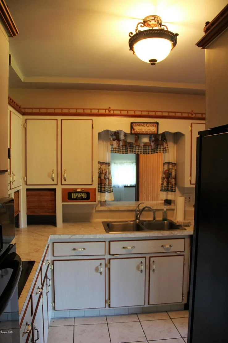Photo of 1139 Aurora Road