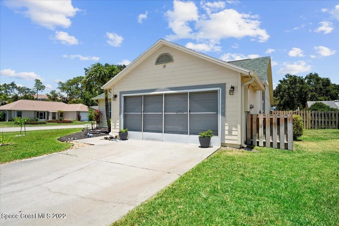 Photo of 100 Oak Lake Road