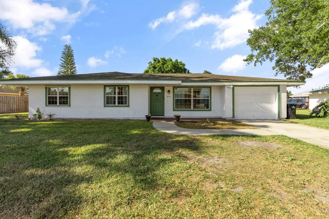 Photo of 859 Riviera Drive NE