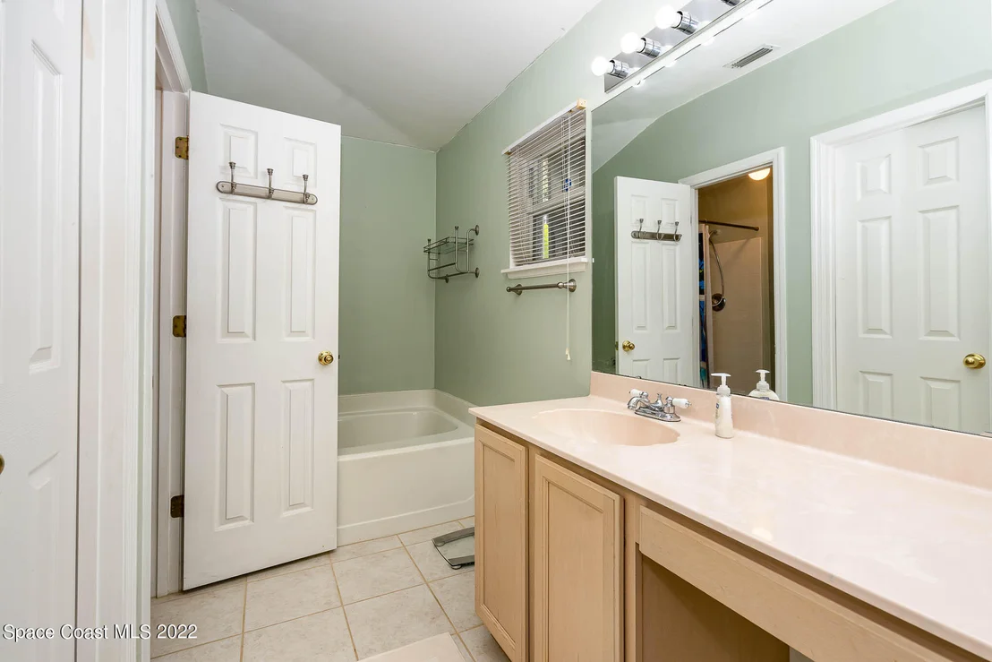 Photo of 1133 White Oak Circle
