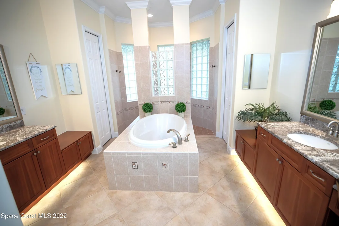Photo of 2112 Windbrook Drive SE
