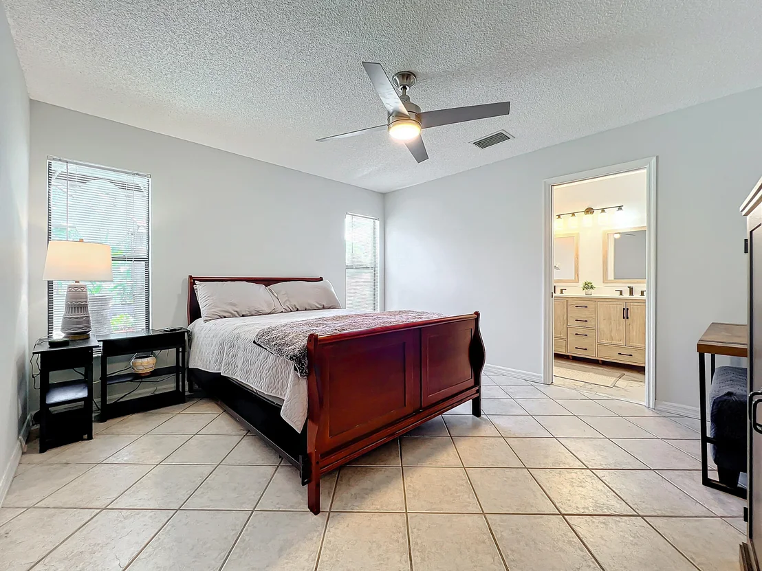 Photo of 909 Lyons Circle NW
