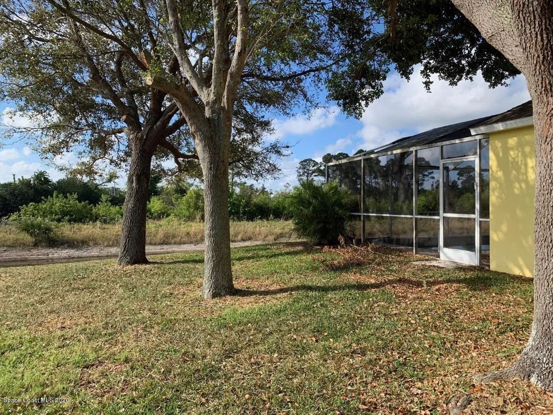 Photo of 889 Villa Drive