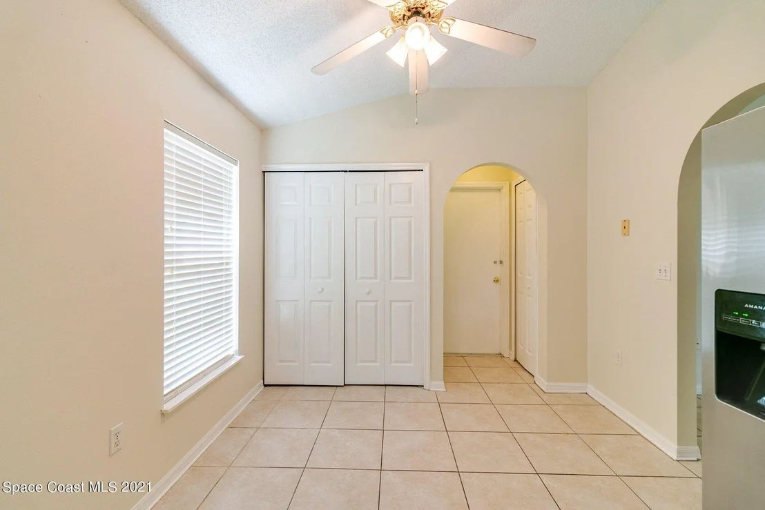 Photo of 1125 White Oak Circle