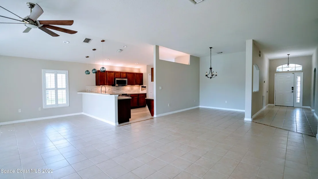 Photo of 905 Tavernier Circle NE