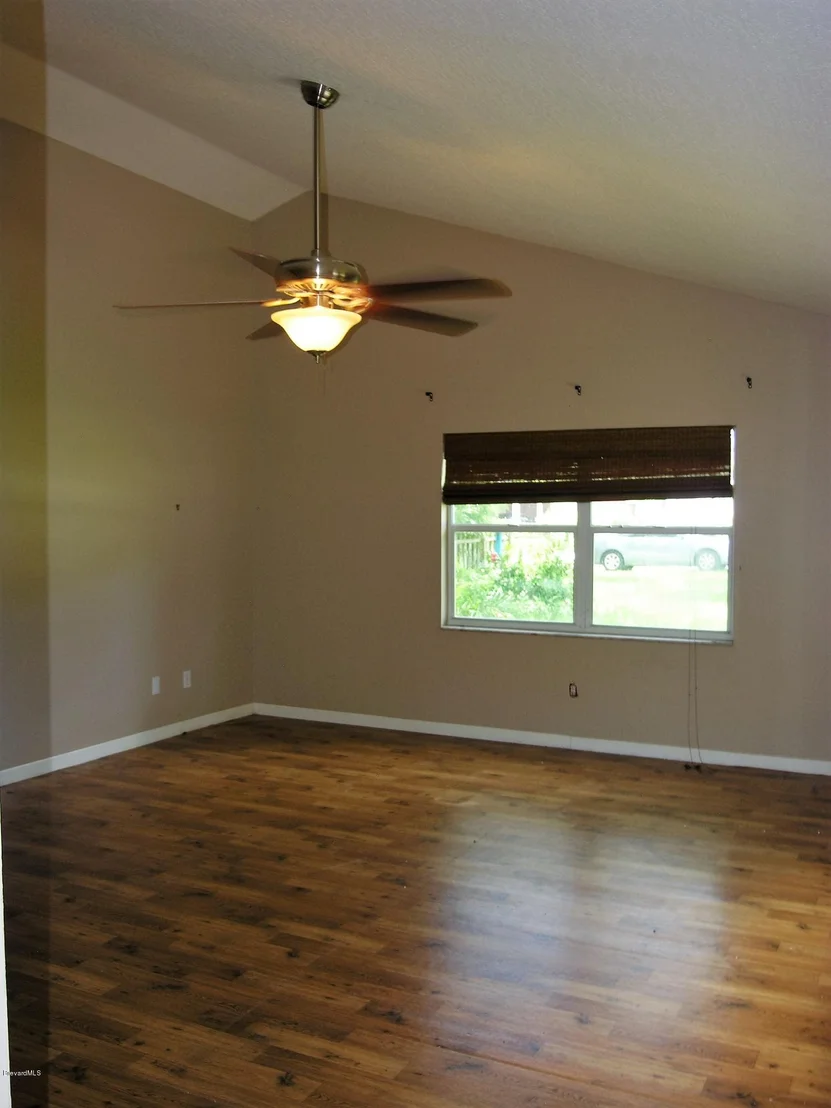Photo of 736 Aurora Road