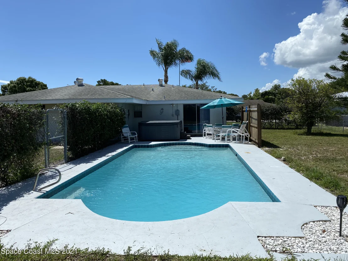 Photo of 1320 Mariposa Drive NE