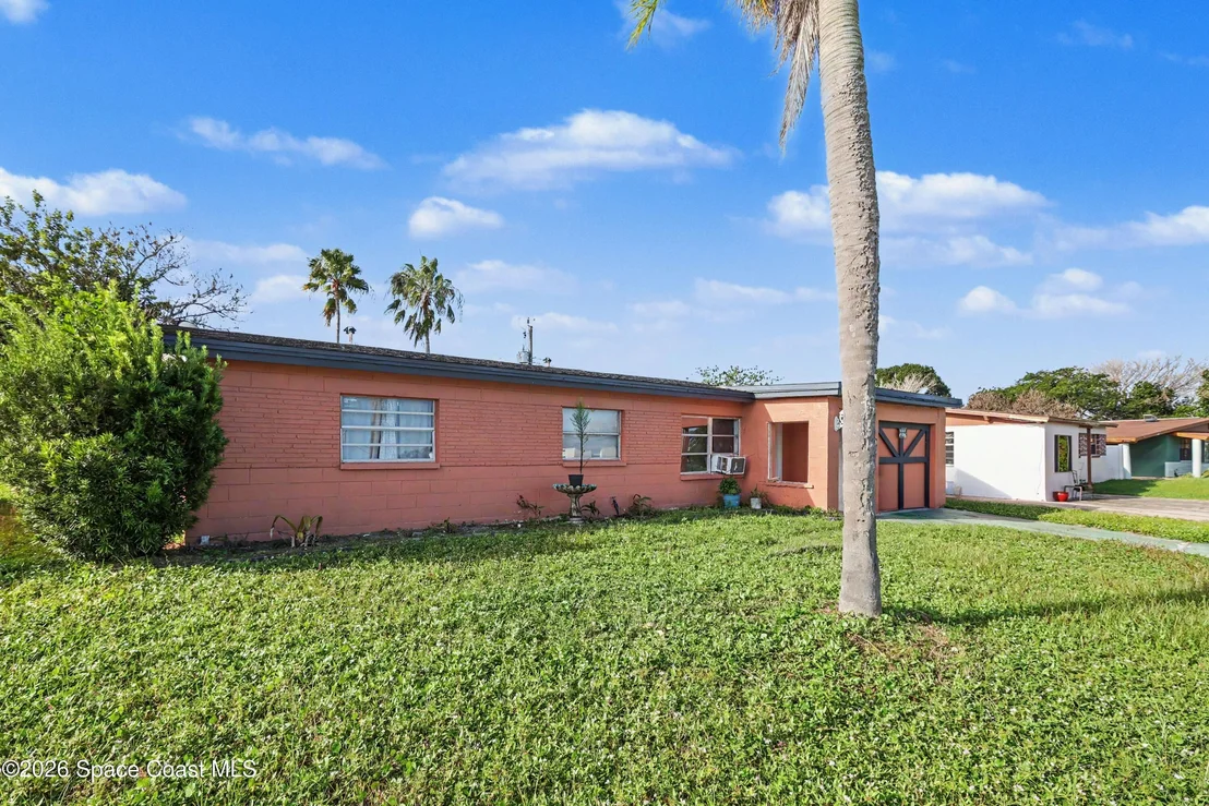 Photo of 819 Almond Boulevard