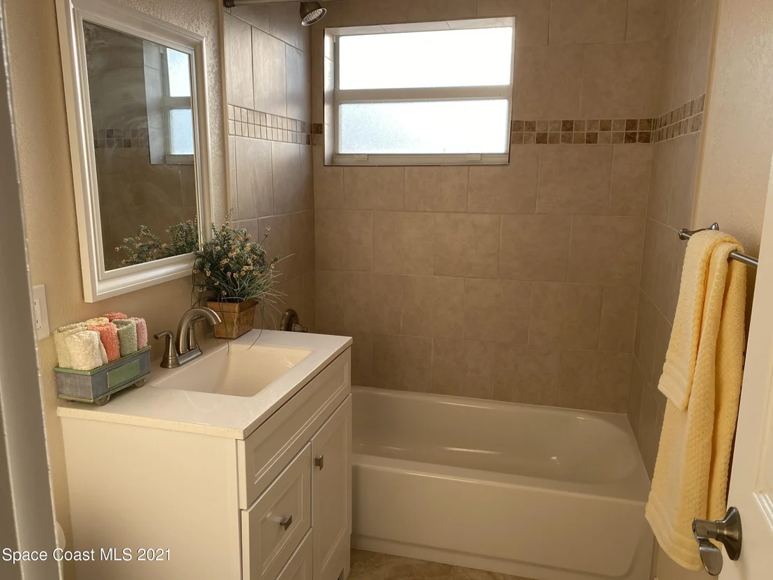 Photo of 835 Canada Street NE