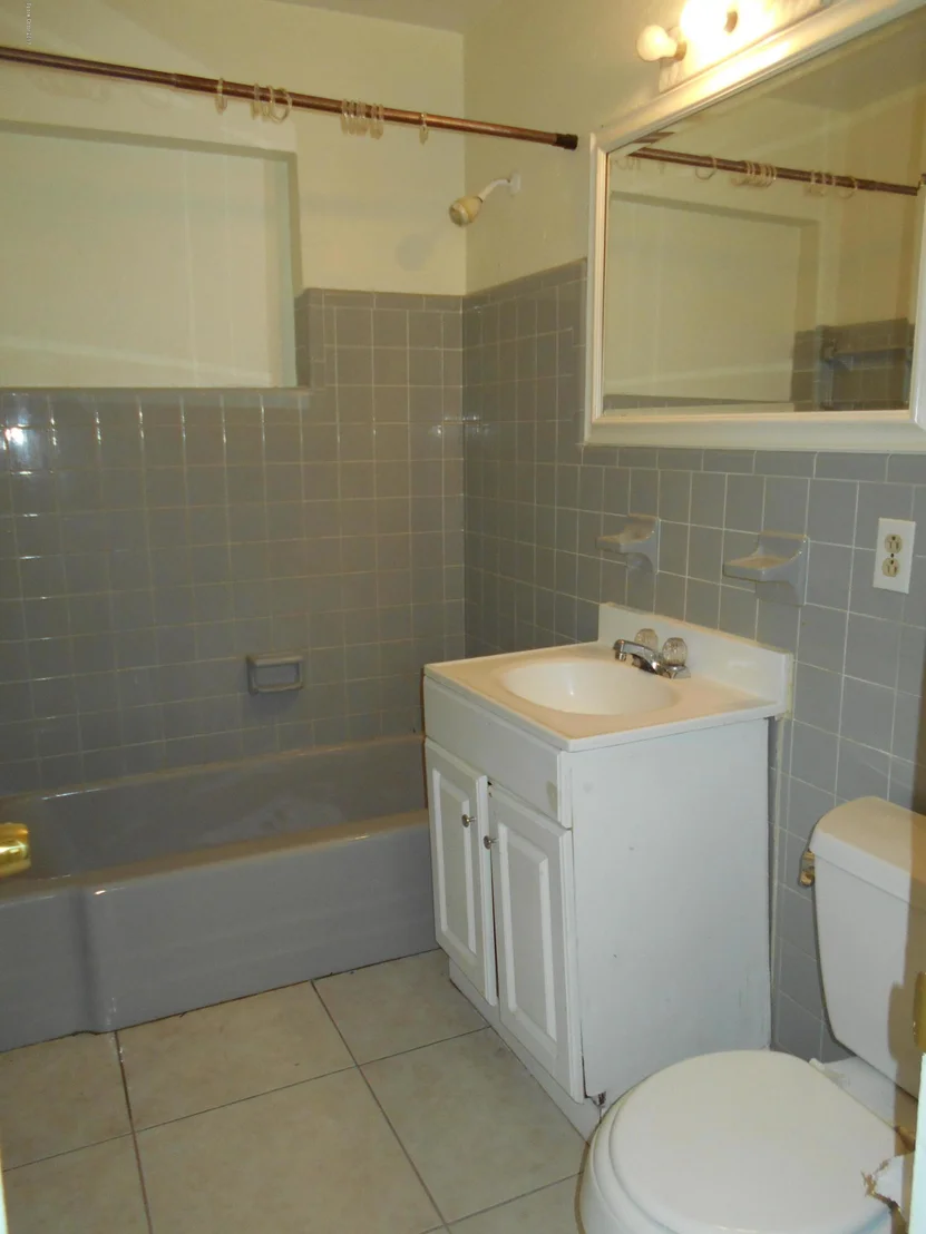 Photo of 1033 Cabot Drive NE